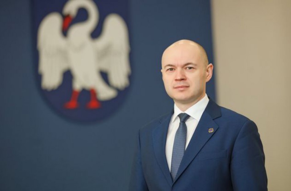 VRK nutarė: E. Sabutis nešdamas dėžę su tortu bendruomenės nariams, rinkėjų nepapirkinėjo