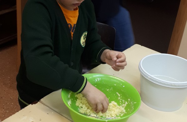 Šveicarijos progimnazijos bendruomenė kviečia švęsti Gerumo dieną