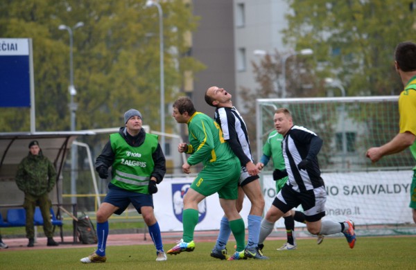 Pirmieji į finalą žengė „Sausumos pajėgų“ pirmoji komanda