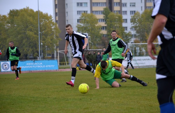 Pirmieji į finalą žengė „Sausumos pajėgų“ pirmoji komanda