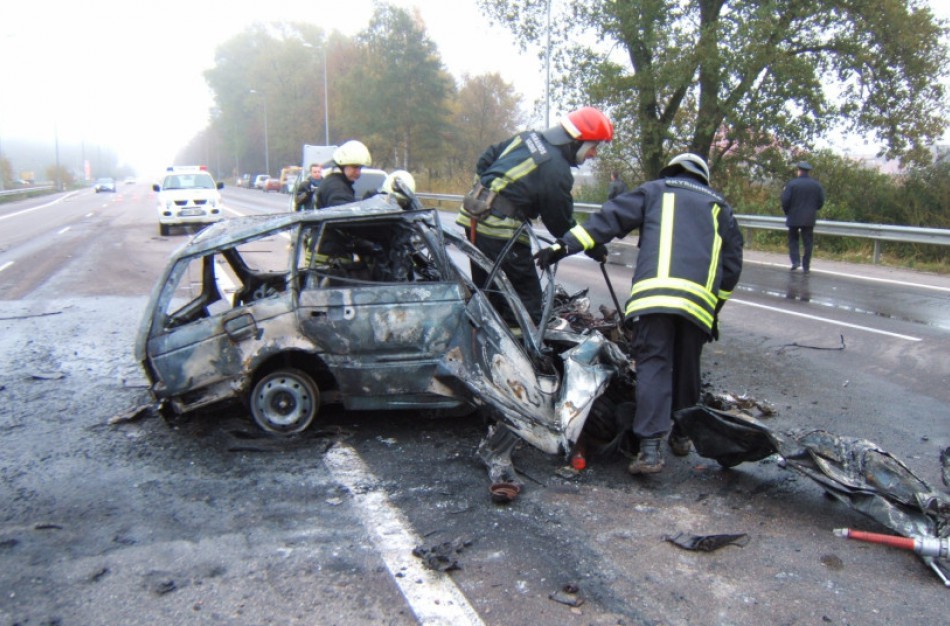 Ugniagesiai gelbėtojai pataria, kaip išsigelbėti įvykus autoavarijai