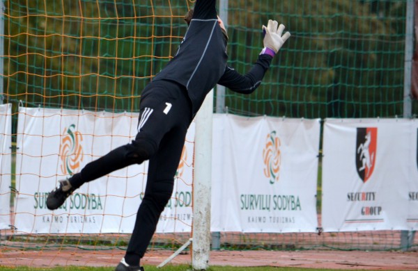 Pirmieji į finalą žengė „Sausumos pajėgų“ pirmoji komanda