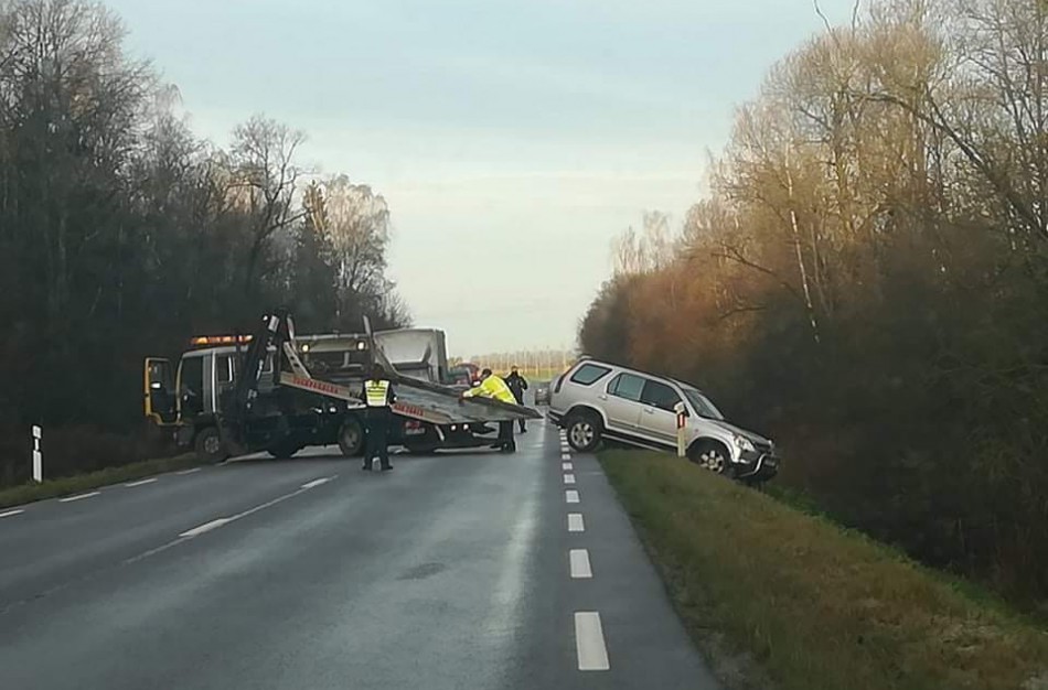 Prasideda šaltuko „pokštai“ – į griovį nulėkė 3 automobiliai