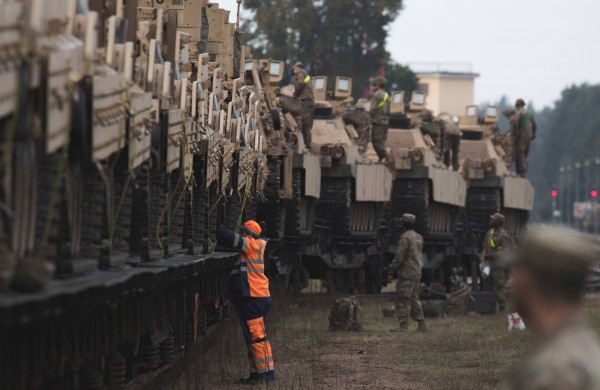 „Rail Baltica“ pritaikys ir karinės technikos gabenimui