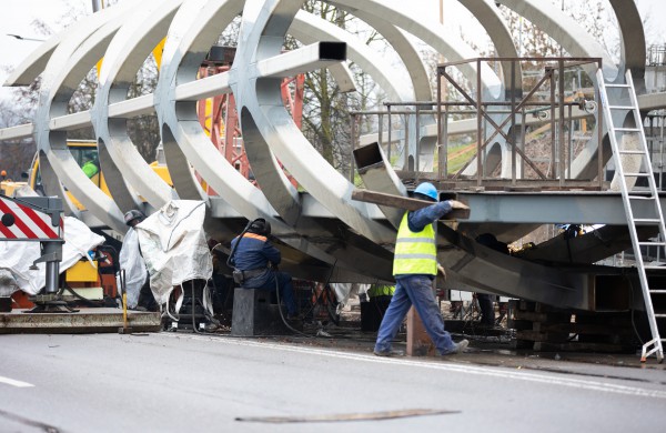 Tęsiasi pėsčiųjų tilto montavimo darbai