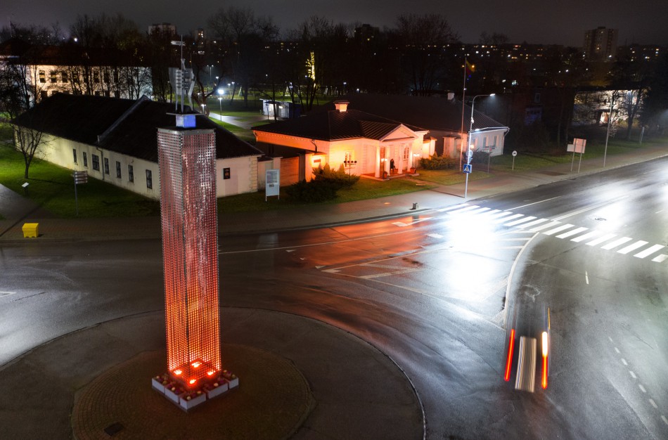 Jonavos kultūros centro Krašto muziejus ir Jonavos Šviesos bokštas nušvito oranžine spalva