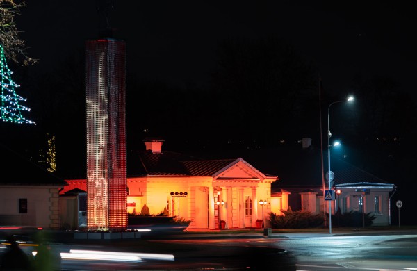 Jonavos kultūros centro Krašto muziejus ir Jonavos Šviesos bokštas nušvito oranžine spalva