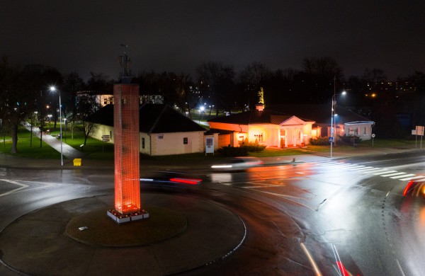 Jonavos kultūros centro Krašto muziejus ir Jonavos Šviesos bokštas nušvito oranžine spalva