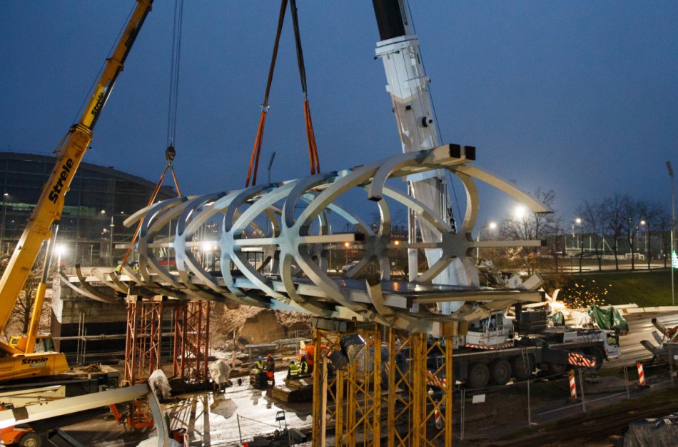 Pėsčiųjų tiltas užkeltas ant laikinų atramų