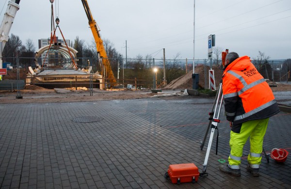 Pėsčiųjų tiltas užkeltas ant laikinų atramų