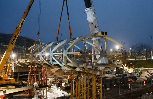 Pėsčiųjų tiltas užkeltas ant laikinų atramų