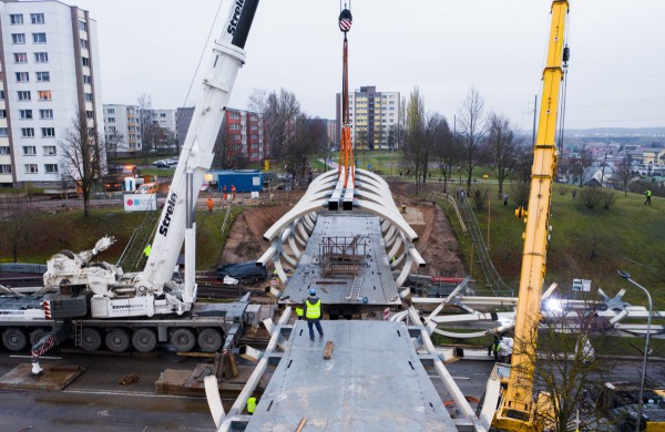 Pėsčiųjų tiltas užkeltas ant laikinų atramų