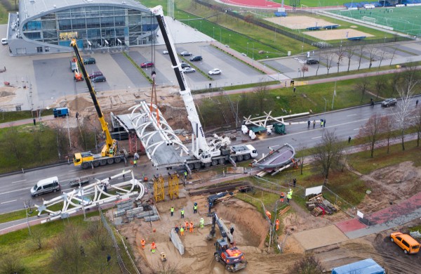 Pėsčiųjų tiltas užkeltas ant laikinų atramų