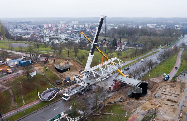 Pėsčiųjų tiltas užkeltas ant laikinų atramų