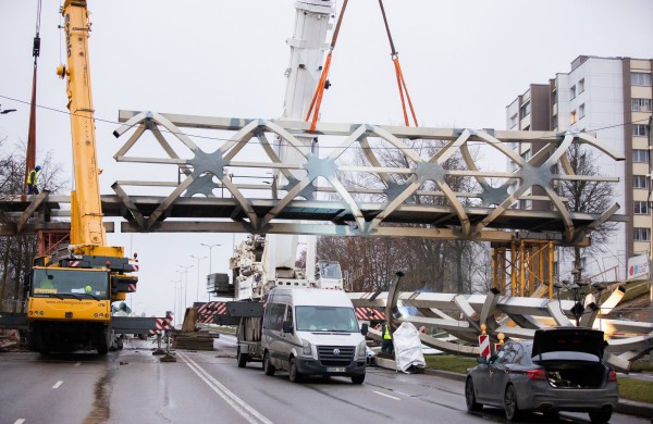 Pėsčiųjų tiltas užkeltas ant laikinų atramų