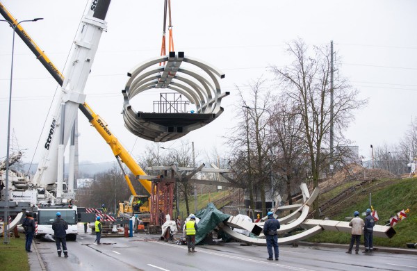 Pėsčiųjų tiltas užkeltas ant laikinų atramų