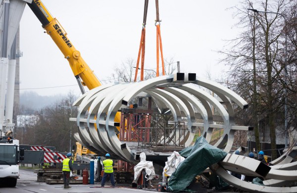 Pėsčiųjų tiltas užkeltas ant laikinų atramų