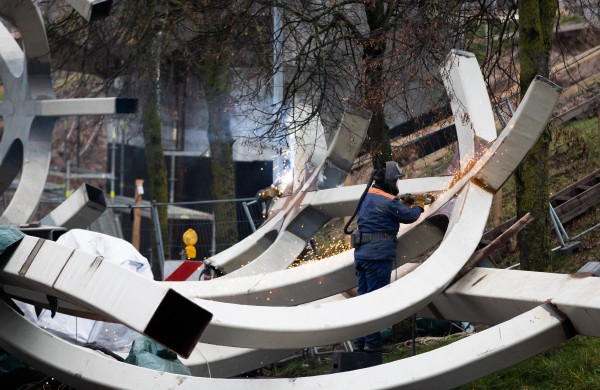 Pėsčiųjų tiltas užkeltas ant laikinų atramų