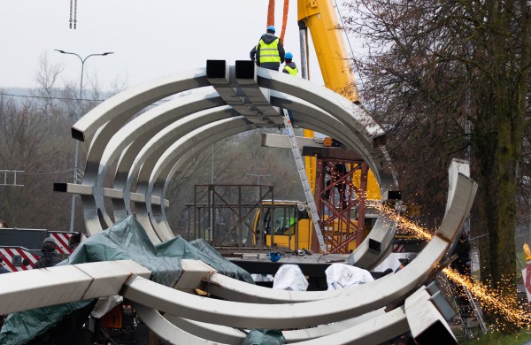 Pėsčiųjų tiltas užkeltas ant laikinų atramų