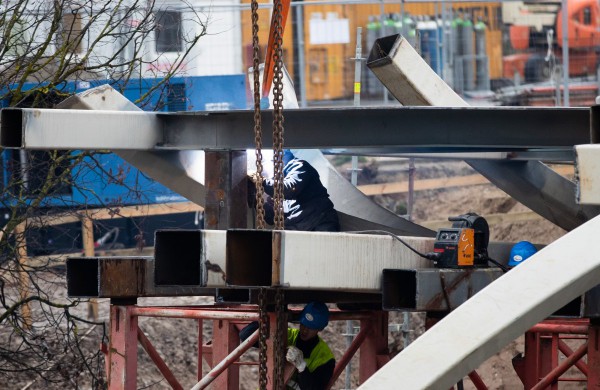 Pėsčiųjų tiltas užkeltas ant laikinų atramų