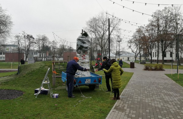 Darbai pačiame įkarštyje – aiškėja, kaip pasipuoš miesto eglė ir naujas tiltas