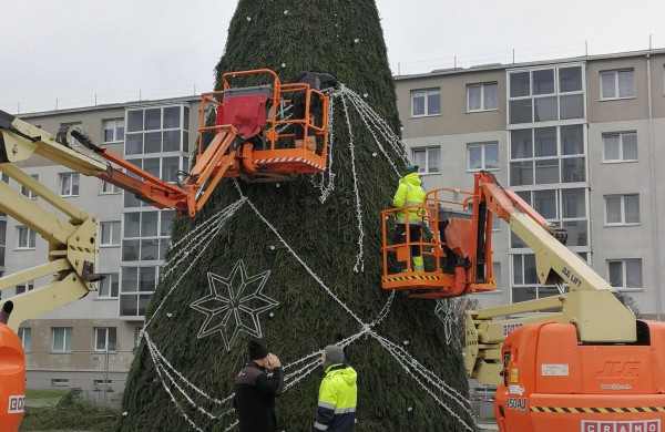 Darbai pačiame įkarštyje – aiškėja, kaip pasipuoš miesto eglė ir naujas tiltas
