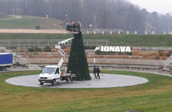 Darbai pačiame įkarštyje – aiškėja, kaip pasipuoš miesto eglė ir naujas tiltas