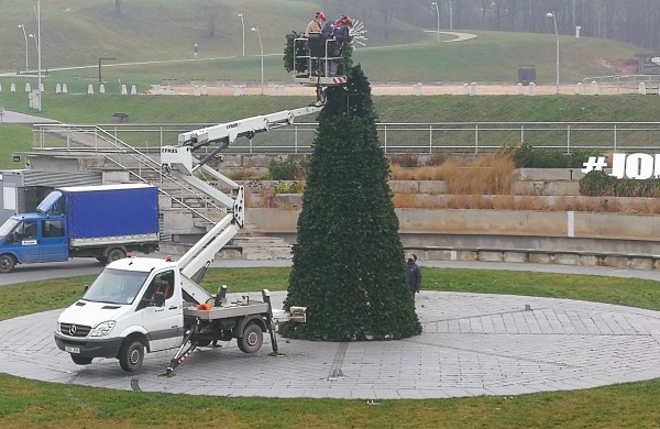Darbai pačiame įkarštyje – aiškėja, kaip pasipuoš miesto eglė ir naujas tiltas