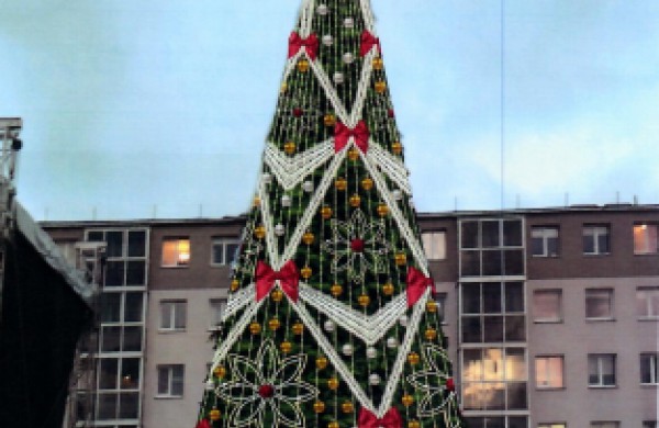 Darbai pačiame įkarštyje – aiškėja, kaip pasipuoš miesto eglė ir naujas tiltas