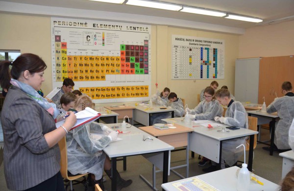 Senamiesčio gimnazija vienai dienai virto chemijos laboratorija