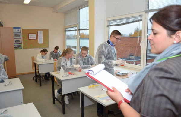 Senamiesčio gimnazija vienai dienai virto chemijos laboratorija