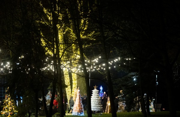 Jonava uždegė Kalėdas: įžiebta miesto eglė ir eglučių miestelis