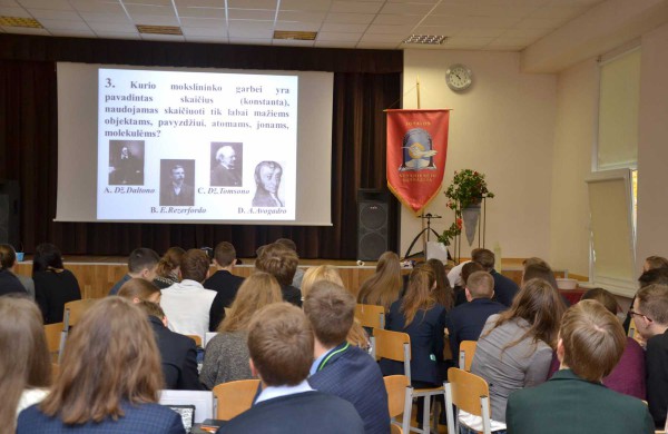 Senamiesčio gimnazija vienai dienai virto chemijos laboratorija