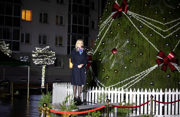 Jonava uždegė Kalėdas: įžiebta miesto eglė ir eglučių miestelis