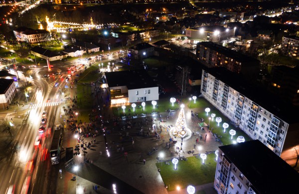 Jonava uždegė Kalėdas: įžiebta miesto eglė ir eglučių miestelis