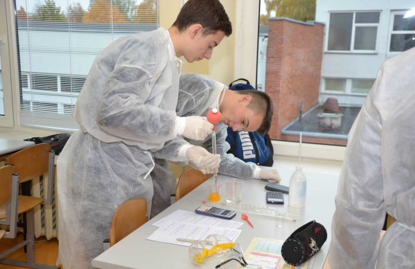 Senamiesčio gimnazija vienai dienai virto chemijos laboratorija