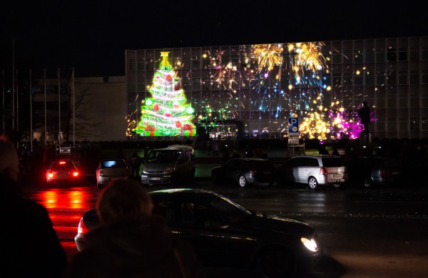 Jonava uždegė Kalėdas: įžiebta miesto eglė ir eglučių miestelis