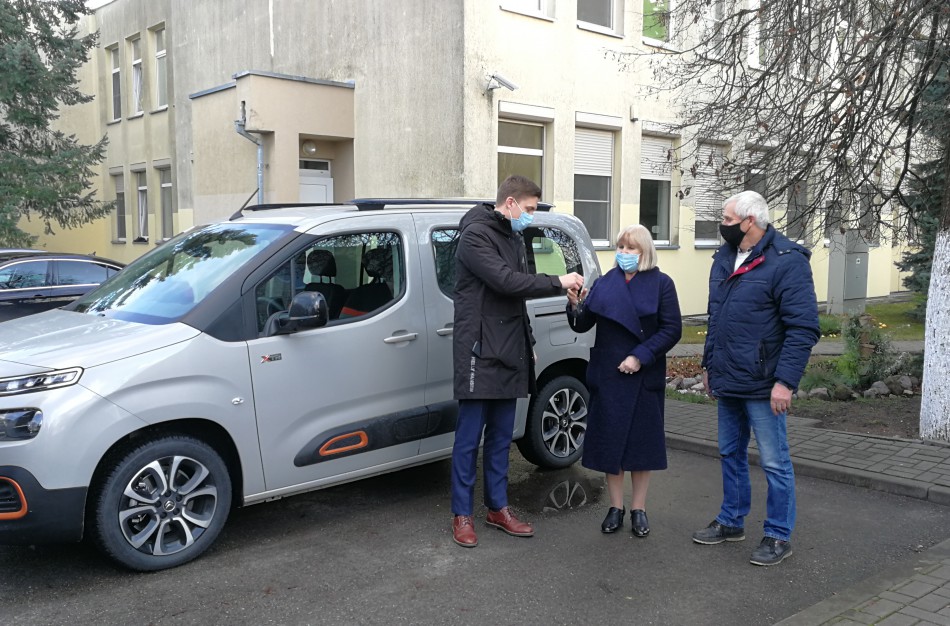 Jonavos vaiko ir šeimos gerovės centrui – naujutėlaitis automobilis