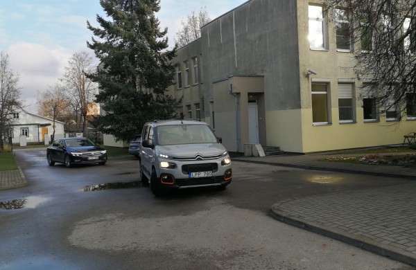 Jonavos vaiko ir šeimos gerovės centrui – naujutėlaitis automobilis