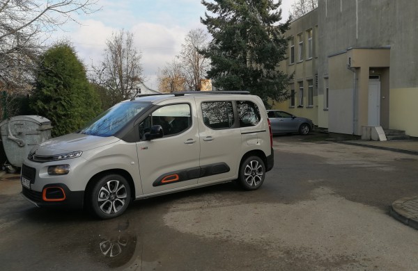 Jonavos vaiko ir šeimos gerovės centrui – naujutėlaitis automobilis