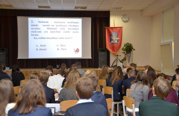 Senamiesčio gimnazija vienai dienai virto chemijos laboratorija