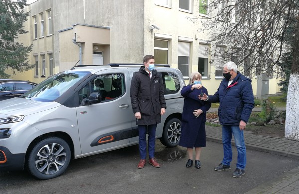 Jonavos vaiko ir šeimos gerovės centrui – naujutėlaitis automobilis