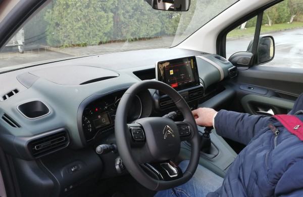 Jonavos vaiko ir šeimos gerovės centrui – naujutėlaitis automobilis