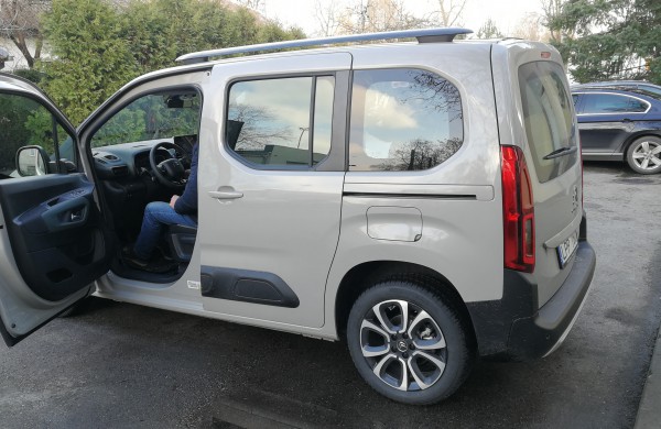 Jonavos vaiko ir šeimos gerovės centrui – naujutėlaitis automobilis