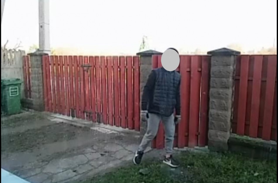 Jonavietis perspėja: nuosavame kieme nufilmuotas šmirinėjantis potencialus vagis