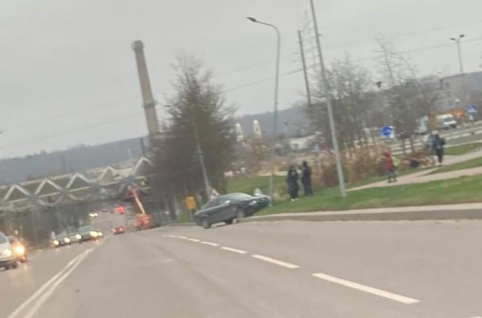 Avarija Žeimių gatvėje - eismo dalyvę apžiūri medikai, trikdosi eismas
