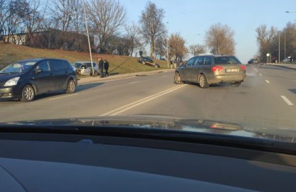 J. Basanavičiaus gatvėje - trijų automobilių susidūrimas: vienas vairuotojas - neblaivus