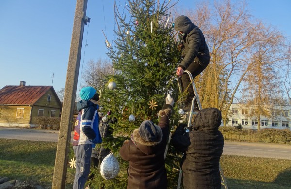 Kažkam panižo rankos: Panoteriuose suniokota Kalėdinė eglutė