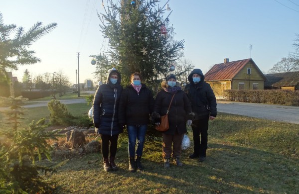 Kažkam panižo rankos: Panoteriuose suniokota Kalėdinė eglutė