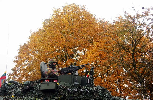 Jonavoje karines pratybas stebėjo Belgijos ir Liuksemburgo gynybos ministrai